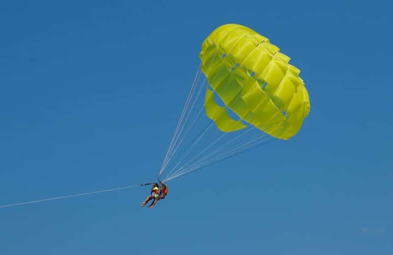 Des frissons garantis lors de votre prochain voyage : découvrez les activités insolites à faire comme sauter en parachute, plonger avec les requins et plus encore !