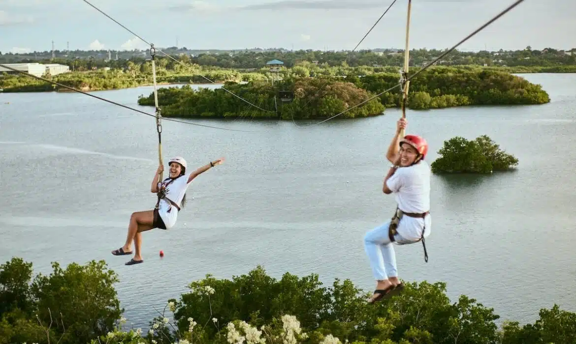 Les sensations fortes en pleine nature : la tyrolienne et le saut à l’élastique