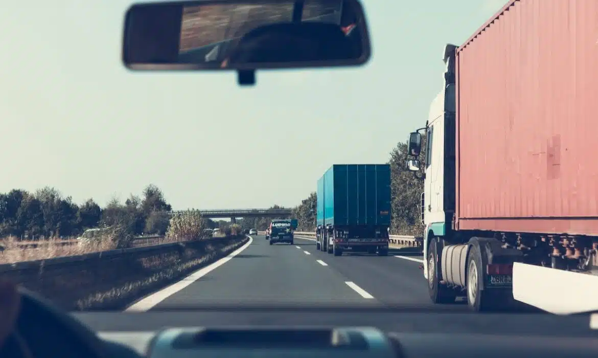 Le match des modes de transport pour votre prochain long voyage : avion, voiture, train ou bus?