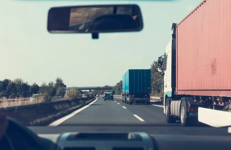 Le match des modes de transport pour votre prochain long voyage : avion, voiture, train ou bus?