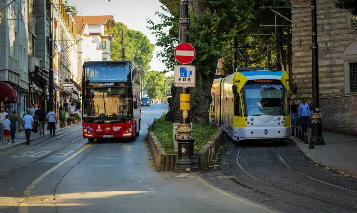 Les atouts et limitations des différents moyens de transport : connaître leurs avantages pour mieux choisir