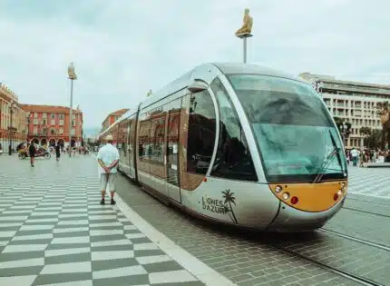 Voyager avec un petit budget : Les secrets pour utiliser les transports publics