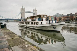 Bateau de croisière sur la Tamise avec Tower Bridge en arrière-plan à Londres